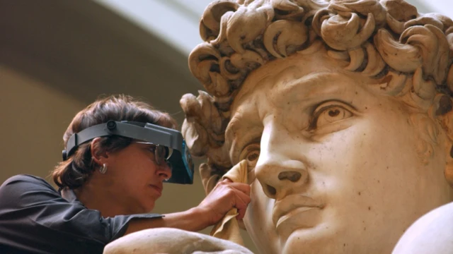 La célèbre sculpture du David de Michel-Ange, datant de 1504, en cours de nettoyage en 2002