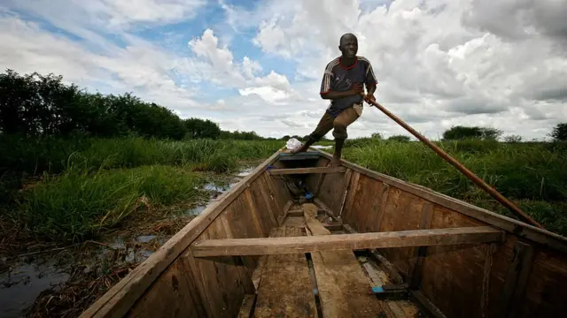 بحيرة آخذة في الانحسار بشكل كبير في تشاد، ويعتقد البعض أن سبب ذلك الاحتباس الحراري