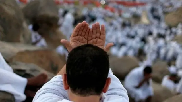 يُسمح بصلاة الجماعة مع التشديد على ارتداء الكمامة القماشية خلال الصلاة