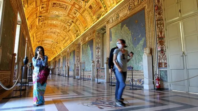 Первые посетители "Галереи карт" открывшегося 1 июня Музея Ватикана