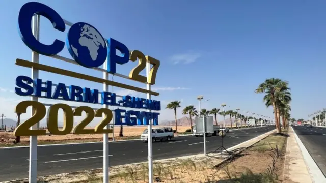 شعار قمة المناخ على طريق في مصر