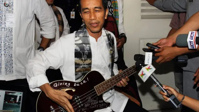 jokowi bergitar