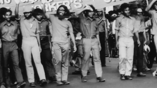 රෝහණ විජේවීර සමඟ මැයි පෙළපාලියකට සහභාගි වන දයා වන්නිආරච්චි