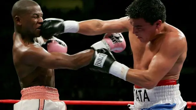 Carlos "Tata" Baldomir frente a Floyd Maywheather.