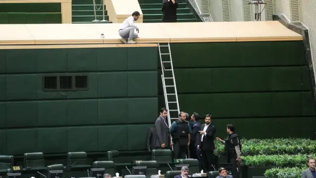 د چارواکو په خبره، د پارلمان برید کې ۱۱ او د مزار برید کې ۱ کس وژل شوی دی.