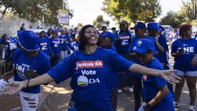 Des partisans de l'Alliance démocratique (DA) se joignent à un rassemblement électoral du parti et à une inspection de la communauté locale à Eldorado Park et Ennerdale, à Johannesburg, Afrique du Sud, le 1er mai 2024.