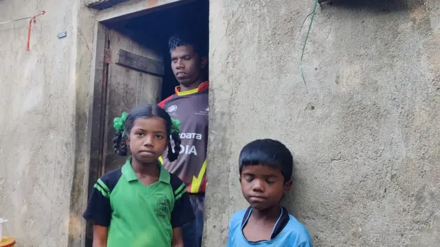 सुजीत मुंडा अपने परिवार के साथ