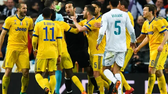 Alamójútó ìfẹsẹ̀wọnsẹ̀ naa Oliver lati ilẹ̀ Gẹ̀ẹ́sì pè fún gbé e siílẹ̀ ko gba sílé lẹ́yìn tí Benatia (Juventus) ti Vazquez (Real Madrid) lójú ilé