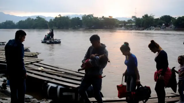 Những người di cư qua sông Thatiate vào Mexico từ Tecun Uman, Guatemala
