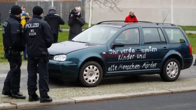 خودرو در ورودی دفتر مرکل
