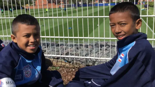 anak-anak thailand selatan latihan bola di Leicester City.