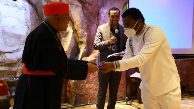 አብዲሳ ንጉሴ ሲሸለም