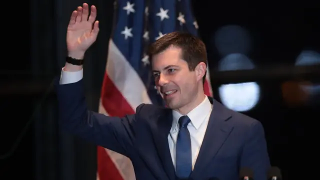 L'ancien maire de South Bend, Pete Buttigieg, annonce qu'il met fin à sa campagne pour être le candidat démocrate à la présidence lors d'un discours au Century Center le 1er mars 2020 à South Bend, Indiana. Buttigieg a été déclaré vainqueur du caucus de l'Iowa après un décompte confus des votes mais, hier, il a terminé quatrième aux primaires de Caroline du Sud