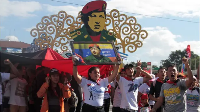 သမ္မတ မဒူရိုကို ထောက်ခံဆန္ဒပြသူများ၊ သမ္မတဟောင်းချားဗတ်ဇ်ပုံကိုင်ပြီး ချီတက်လာစဉ်