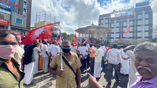 விவசாயிகள் போராட்டத்துக்கு ஆதரவாக பாரத் பந்த் முழு அடைப்பை ஒட்டி திமுக, கம்யூனிஸ்ட் கட்சிகளின் தொழிற்சங்கங்கள் திருச்சியில் நடத்திய போராட்டம்.