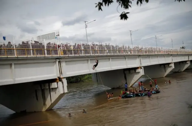 Los migrantes abarrotaron el puente que sirveapk vaidebetfrontera.