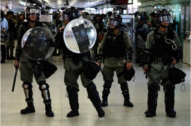 香港防暴警察在香港中環地鐵站內戒備