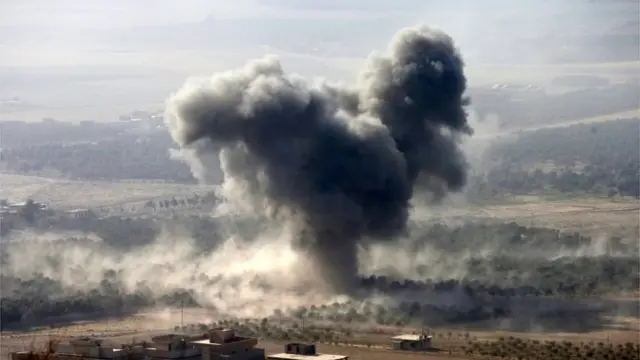 Smoke at Islamic State position in the town of Naweran, near Mosul, 23 October 2016