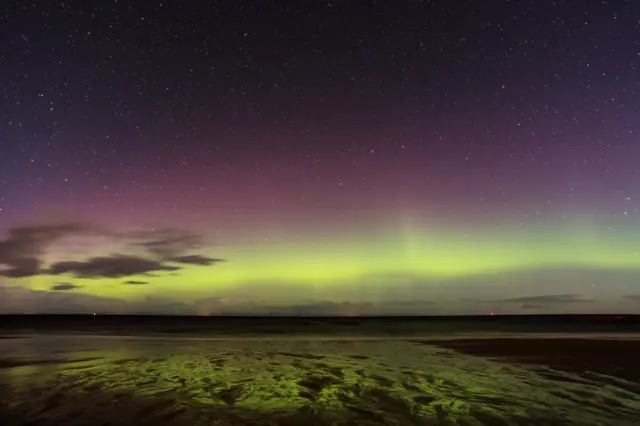 மோரே பகுதியில் உள்ள ஹோப்மேன் கடற்க்கரைக்கு அருகே நள்ளிரவு வருவதற்கு சில மணித்துளிகளுக்கு முன்பு இந்த இரவு வானத்தைப் படம் பிடித்தார் ஆலன் டஃப்.
