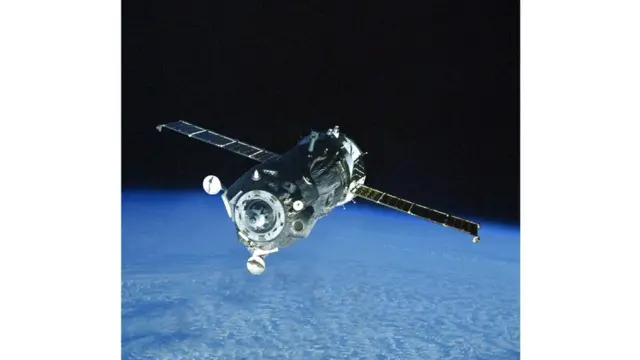 Книга напоминает о достижениях в исследовании космоса - со времен холодной войны