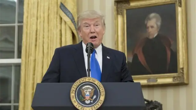 Trump y detrás el cuadro de Jackson.