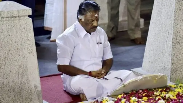 जयललिता की समाधि पर ध्यान लगाते ओ पनीरसेल्वम.
