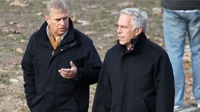 Hoàng tử Andrew (trái) và ông Jeffrey Epstein