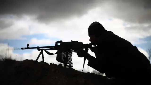 Rebelde sirio que lucha contra el gobierno y Estados Islámico.