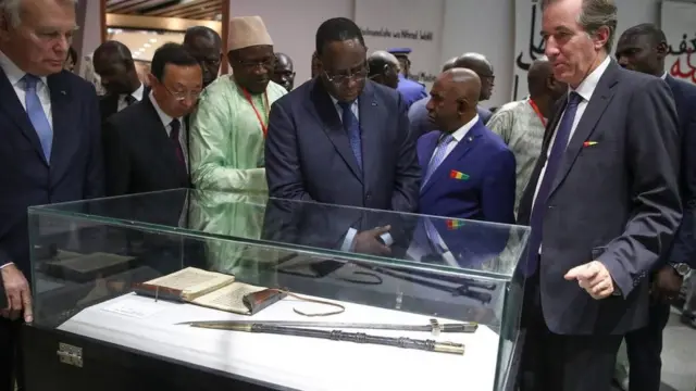 Le président sénégalais et ses hôtes devant le sabre du résistant Sénégalais Elhadji Omar Tall