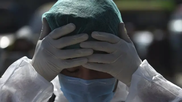 "دکتران که در خط اول مبارزه با بیماری کووید 19 هستند، در کنار انتقاد نیازمند به تشویق نیز هستند"