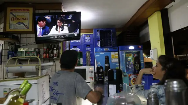 Pessoas assistindo votação na Câmara