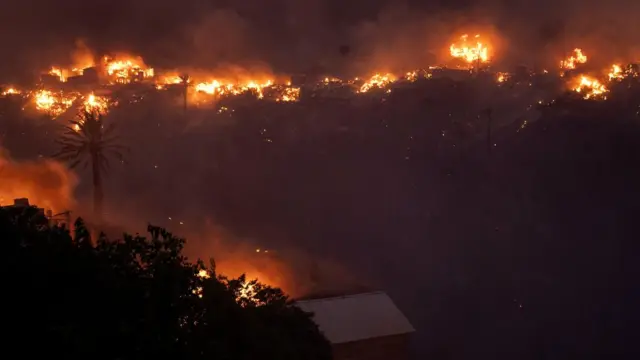 El fuego asciende por los cerros