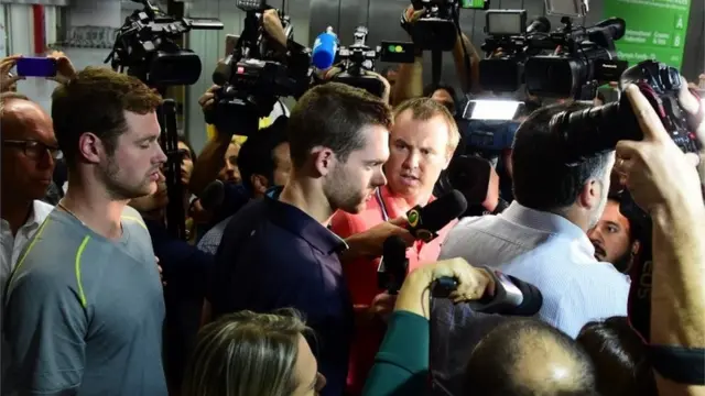 Jack Conger e Gunnar Bentz são levados para posto da Polícia Federal no Aeroporto Internacional Tom Jobim