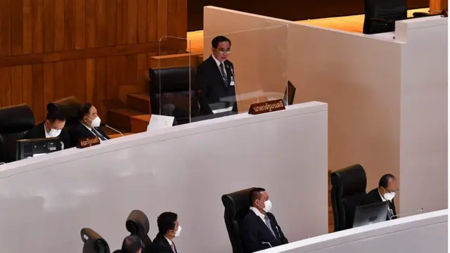 นายกฯ ลุกขึ้นชี้แจงข้อกล่าวหาของฝ่ายค้านเป็นครั้งแรก ทันทีที่ผู้นำฝ่ายค้านในสภาแถลงญัตติและอภิปรายเสร็จ