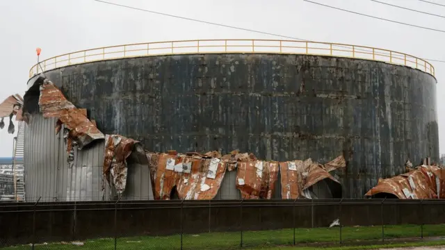 तूफान से बर्बाद हुआ तेल का टैंक