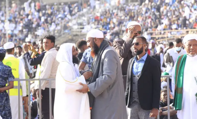 ሙስሊሞች በአዲስ አበባ ስታዲየም ከኢድ ሰላት በኋላ