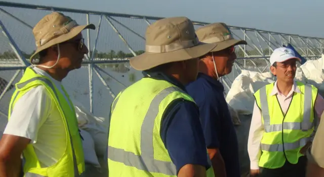 Ông David Dương, bên phải, trong một chuyến về Việt Nam làm việc với Vietnam Waste Solutions (Ảnh: Vietnam Waste Solutions)