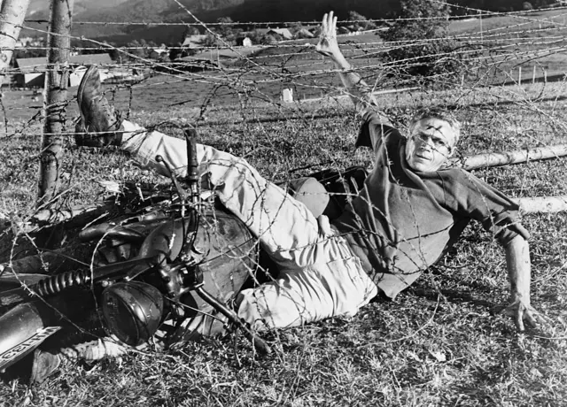 Virgil Hilts (Steve McQueen) terjerat kawat berduri dalam film The Great Escape tahun 1963.