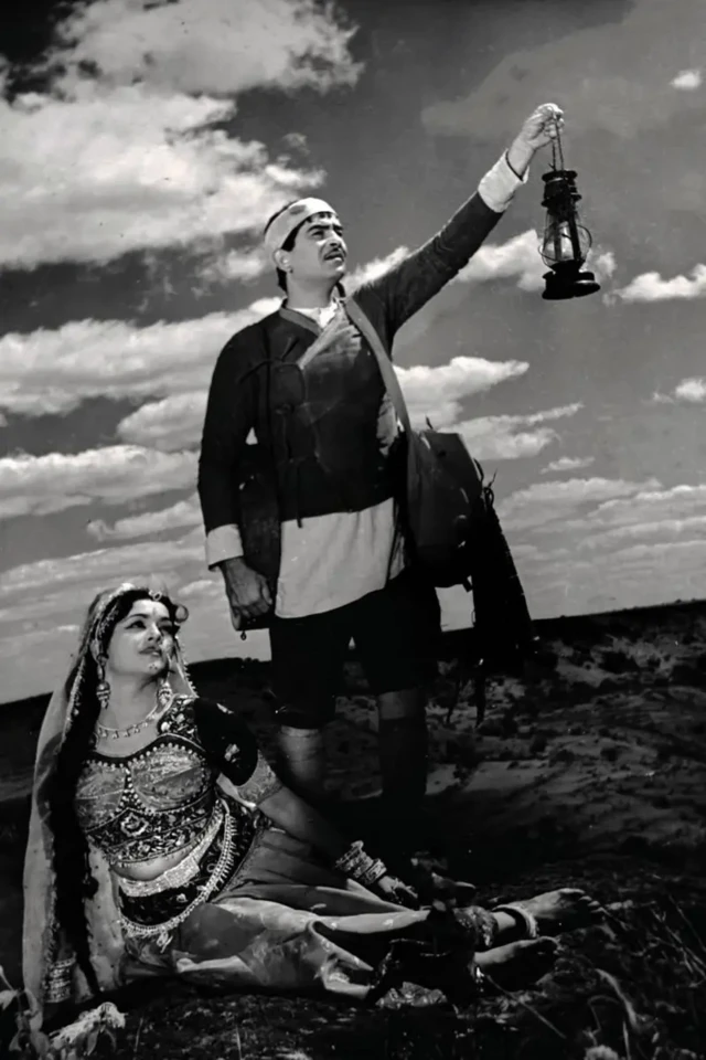  فیلم کشوری که گنگ در آن جریان دارد (۱۹۶۰) که چند جایزه هم دریافت کرده است، فیلمی با حضور کاپور در نقش قهرمانی روستایی است که به نیروی تطهیر و پاک‌کنندگی رود گنگ باور دارد. فیلم داستان عاشقانه جذابی با ماجرا‌های درگیری با دزدان دارد. این فیلم در بزرگداشت صد‌سالگی کاپور به دلیل داستان‌سرایی نیرومند و آهنگ‌های ماندگار آن انتخاب شده است