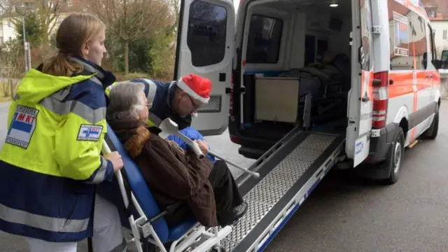 Una mujer es sacada en sillas de ruedas
