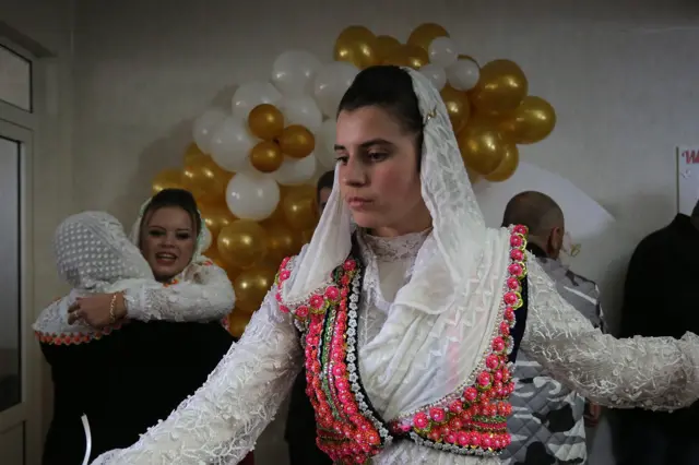 Formalni deo svadbe, tokom kojeg zvanice dolaze da čestitaju mladencima odvija se u domu kulture u centru sela.