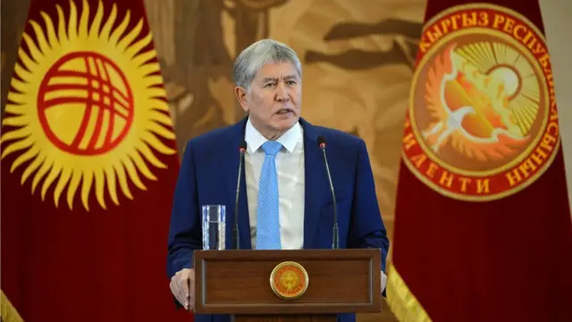 Атамбаев мамлекеттик сыйлыктарды тапшыруу аземиндеги сөзүндө шайлоого басым жасады