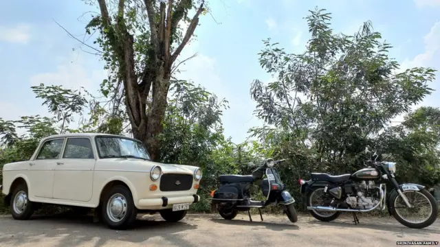 श्रीनिवासन परिवार के घर पर दूसरी गाड़ियों के साथ खड़ी रॉयल एनफ़ील्ड बुलेट
