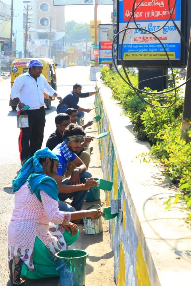 ஒரே நாளில் திருச்சியை வண்ணமயமாக்கி ஜெலிக்க செய்த இளைஞர்கள்