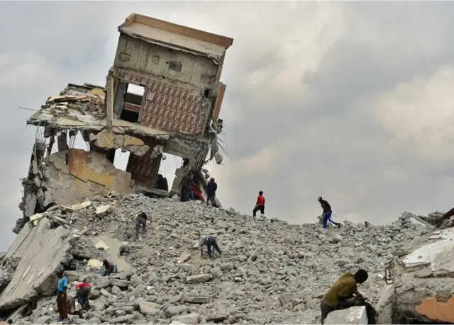 13 መስከረም 2018፡ ኣብ ናይሮቢ፡ ሩባ ኣብ ዘለዎ ከባቢ ብዘይሕጋዊ መገዲ ተሃኒጹ ዝተብሃለ ማእኸል ንግዲ ፈሪሱ'ዩ።