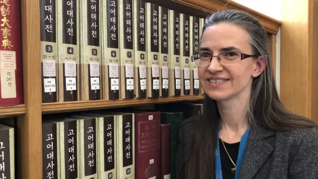 크리스틴 윌리엄스가 도서관에 비치된 한국어 서적을 소개하고 있다