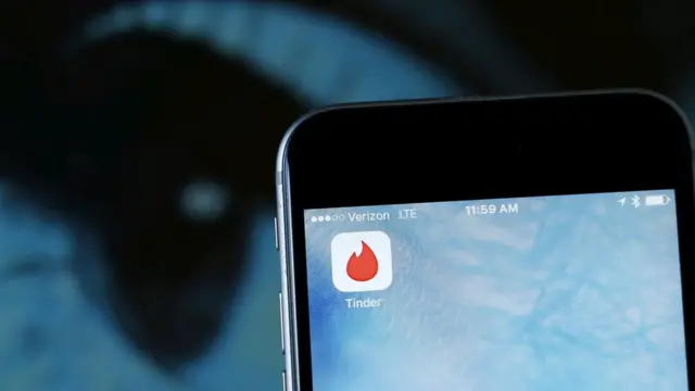 Смартфон с приложением Tinder