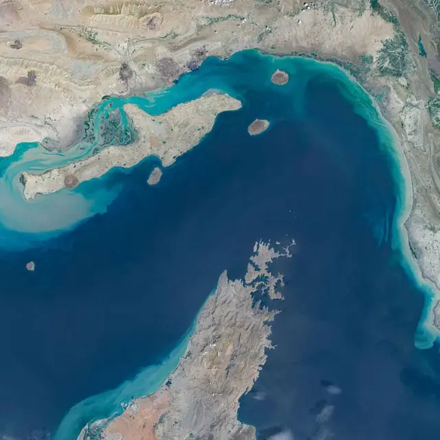 Imagen satelital del estrecho de Ormuz —situado entre el sur de Irán y la península de Musandam (Omán)—, en el golfo Pérsico.