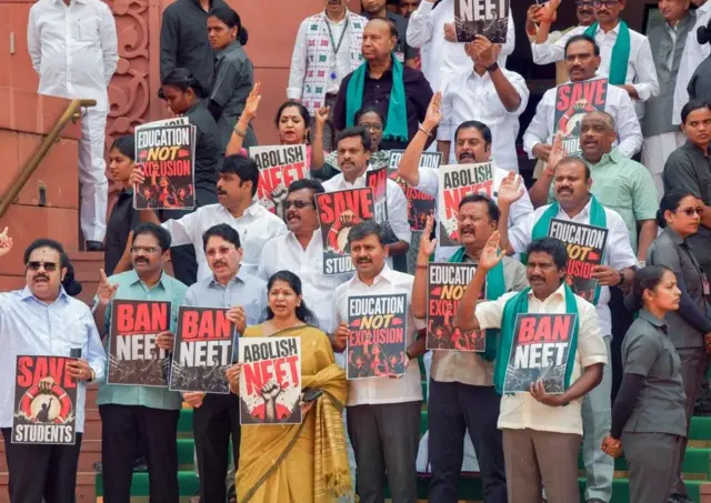 संसद के बाहर नीट पेपर लीक के ख़िलाफ़ प्रदर्शन करते हुए डीएमके के सांसद