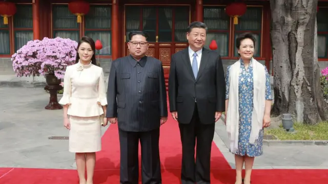 Лідери КНДР та Китаю з їхніми дружинами